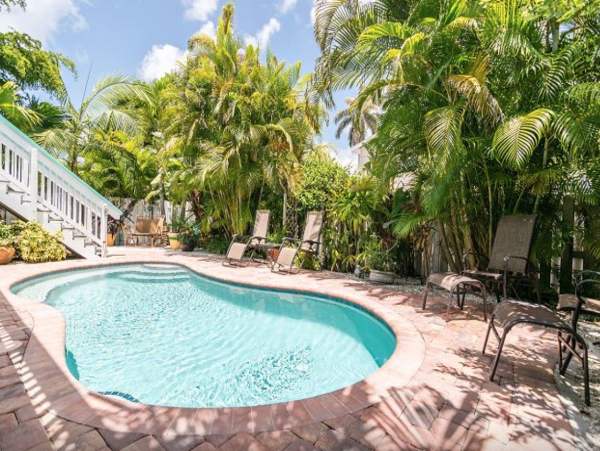 Newly remodeled 3 bed private pool Anna Maria Cottage STEPS TO THE BEACH!